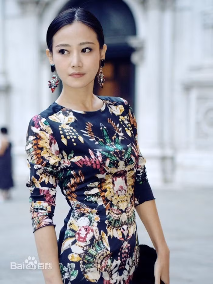 Ngoài phong cách ấn tượng, điểm làm nên sức quyến rũ cho Đàm Trác chính là thần thái. Ánh mắt kiêu ngạo, phảng phất nét lạnh lùng càng khiến mỹ nhân đình đám chinh phục được công chúng. Ảnh: Weibo