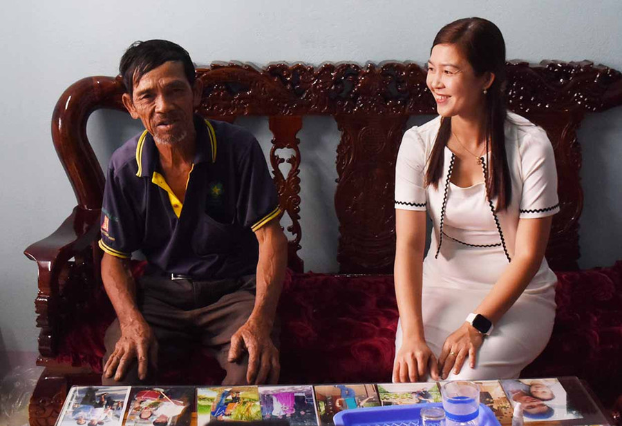 Ông Bùi Văn Cư (tổ 6, phường Hội Thương) chia sẻ niềm vui trong căn nhà mới. Ảnh: Lam Nguyên Ông Bùi Văn Cư (tổ 6, phường Hội Thương) chia sẻ niềm vui trong căn nhà mới. Ảnh: Lam Nguyên