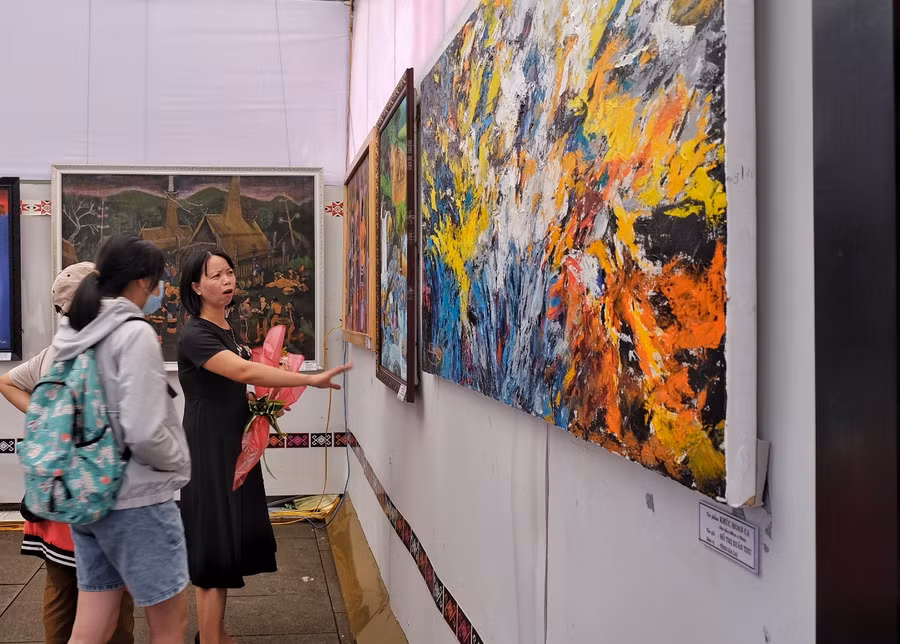 Phong trào mỹ thuật Gia Lai ngày càng lớn mạnh và đến gần với công chúng yêu nghệ thuật. Ảnh: Hoàng Ngọc