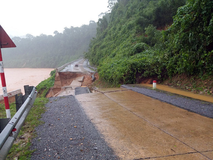 Đường Hồ Chí Minh nhánh Tây đi qua xã Trường Sơn (huyện Quảng Ninh) bị sạt lở nghiêm trọng khiến giao thông không thể qua lại được.