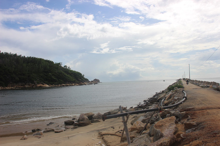 Đê biển Tam Quan khu vực gần dự án nạo vét. Ảnh: Dũ Tuấn.