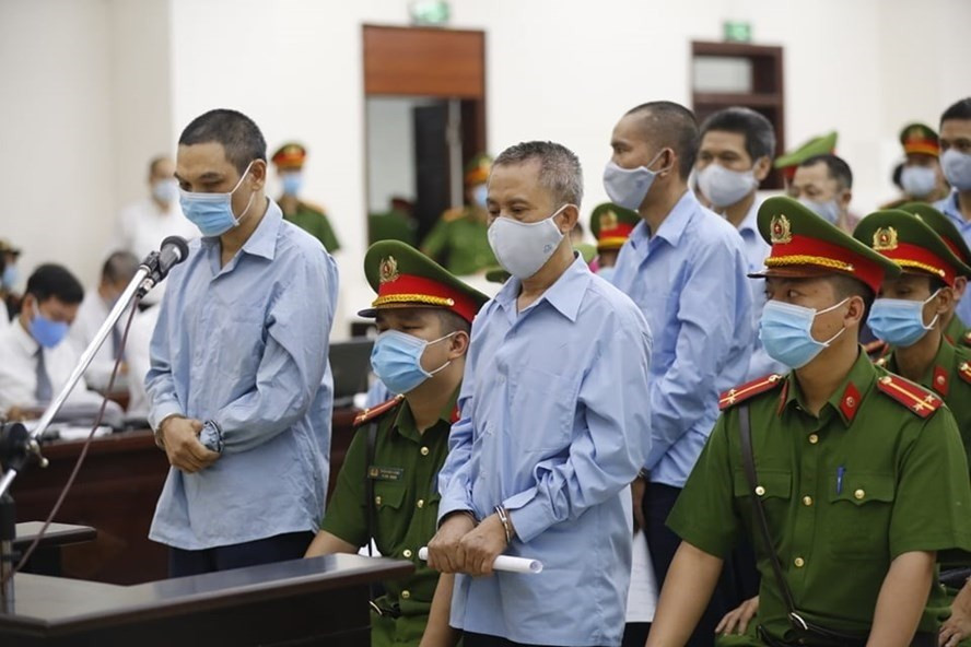 Bị cáo Lê Đình Công (áo xanh, đứng bên phải) - chủ mưu trong vụ án xảy ra tại xã Đồng Tâm, huyện Mỹ Đức (Hà Nội) bị tuyên phạt tử hình. Ảnh: Việt Hùng.  Bị cáo Lê Đình Công (áo xanh, đứng bên phải) - chủ mưu trong vụ án xảy ra tại xã Đồng Tâm, huyện Mỹ Đức (Hà Nội) bị tuyên phạt tử hình. Ảnh: Việt Hùng.