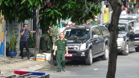  Lực lượng quân đội có mặt ở hiện trường. Ảnh: CHÍ THẠCH