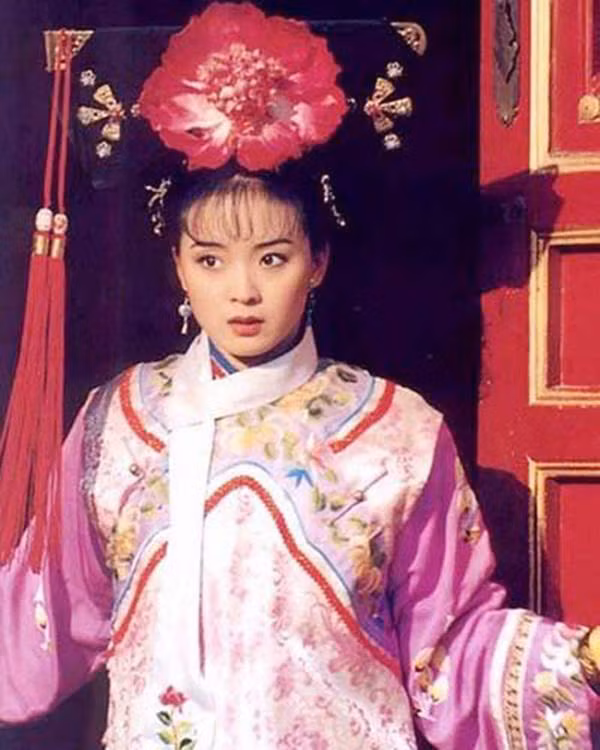 Vương Diễm (sinh năm 1974) nổi tiếng với vai Tình Nhi trong “Hoàn Châu cách cách” lên sóng năm 1999. Trong phim, Tình Nhi là một công chúa xinh đẹp, thông minh và rất được lòng mọi người. Sau “Hoàn Châu cách cách”, Vương Diễm tham gia nhiều phim khác: “Võ lâm ngoại sử” (2000), “Tân dòng sông ly biệt” (2001)…