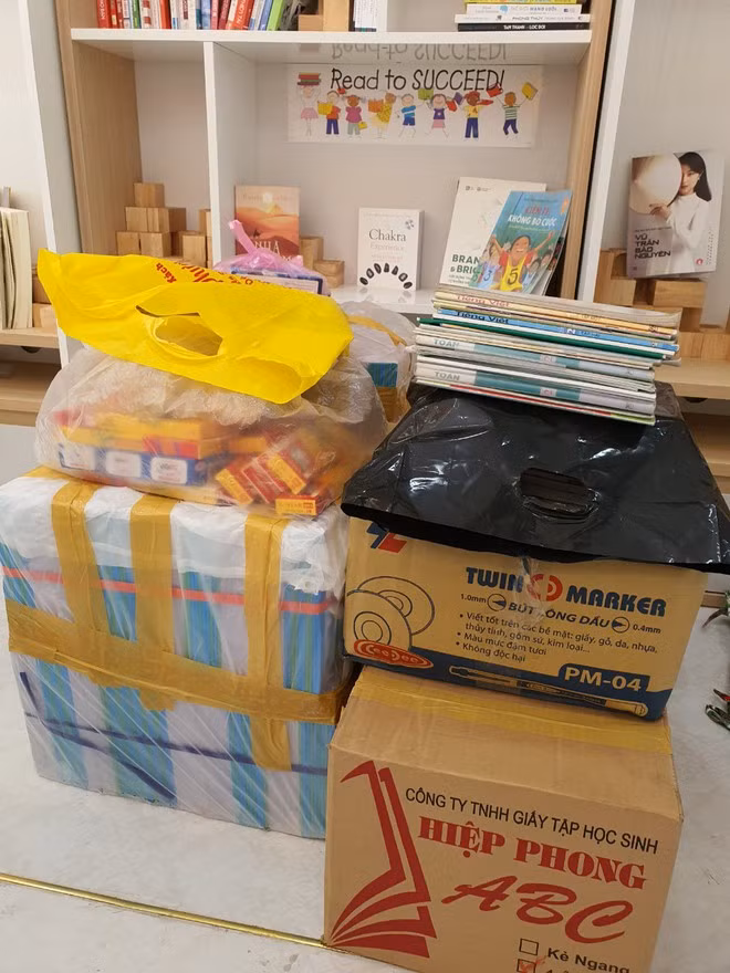 Một phụ huynh đóng gói cả 1.000 cuốn tập và hàng trăm cây viết tặng cho học sinh vùng lũ miền Trung ẢNH THÚY HẰNG