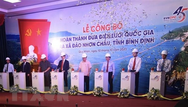 Đại biểu nhấn nút công bố hoàn thành dự án cấp điện bằng cáp ngầm xuyên biển cho đảo Nhơn Châu. (Ảnh: Nguyên Linh/TTXVN)