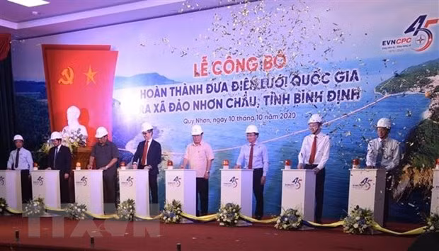 Đại biểu nhấn nút công bố hoàn thành dự án cấp điện bằng cáp ngầm xuyên biển cho đảo Nhơn Châu. (Ảnh: Nguyên Linh/TTXVN)