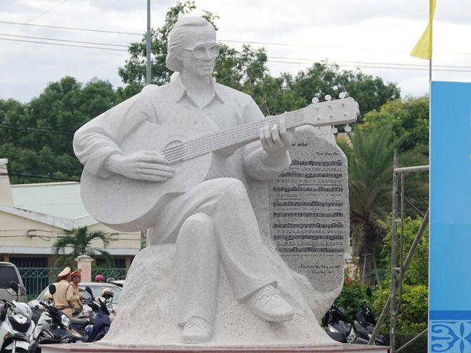 Tượng nhạc sĩ Trịnh Công Sơn tại bãi biển Quy Nhơn (Bình Định) ẢNH: HOÀNG TRỌNG