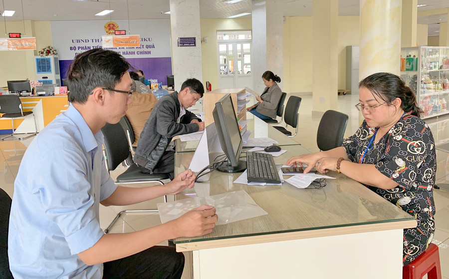Người dân được hướng dẫn quy trình thực hiện thủ tục hành chính tại Trung tâm Phục vụ hành chính công tỉnh. Ảnh: Phương Linh
