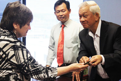 Ông Nguyễn Quốc Trâm (giữa) - giám đốc Sở Ngoại vụ tỉnh Khánh Hòa cùng chủ tịch UBND tỉnh Nguyễn Chiến Thắng (phải) tại Mỹ vào tháng 6-2015 - Ảnh: Cổng TTĐT tỉnh Khánh Hòa Ông Nguyễn Quốc Trâm (giữa) - giám đốc Sở Ngoại vụ tỉnh Khánh Hòa cùng chủ tịch UBND tỉnh Nguyễn Chiến Thắng (phải) tại Mỹ vào tháng 6-2015 - Ảnh: Cổng TTĐT tỉnh Khánh Hòa