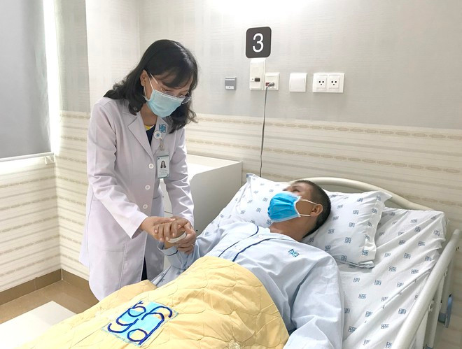 Bác sĩ thăm khám cho bệnh nhân gout điều trị tại Bệnh viện Đại học Y dược TP. Hồ Chí Minh.