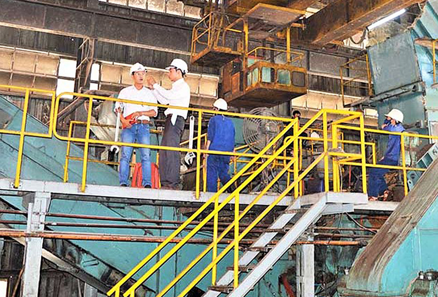 Cán bộ Sở Lao động-Thương binh và Xã hội kiểm tra công tác ATVSLĐ tại Nhà máy Đường An Khê. Ảnh: Hà Tây