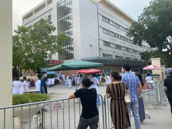 Khoanh vùng Bệnh viện E (Hà Nội) sau khi ghi nhận một ca bệnh dương tính hồi tháng 8 vừa qua. 1 ngày sau đó trường hợp này được xác định là dương tính giả - Ảnh: MAI THƯƠNG