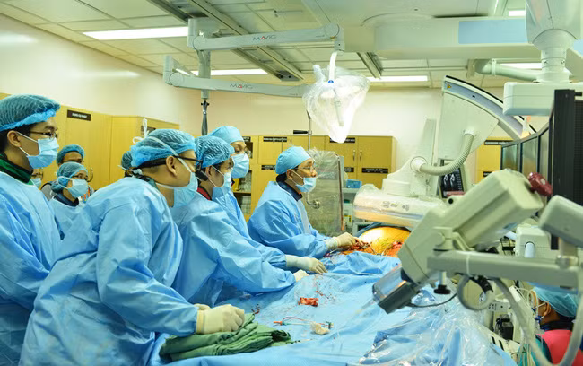 Một ca mổ thay van động mạch chủ qua ống thông.