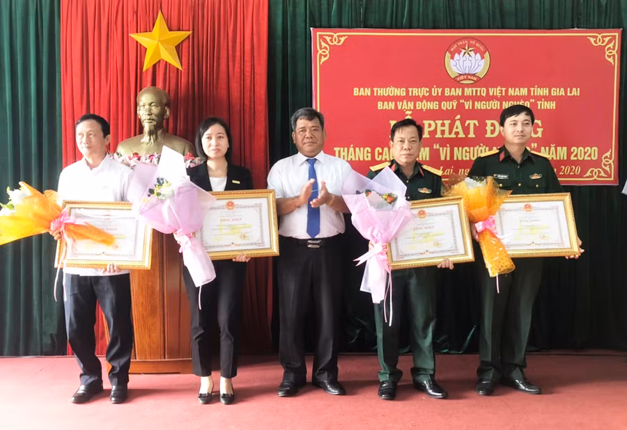 Ủy ban Nhân dân tỉnh Gia Lai tặng bằng khen cho 5 tập thể đã có thành tích xuất sắc trong công tác tham gia đóng góp Quỹ vì người nghèo tỉnh năm 2019. Ảnh: Đinh Yến