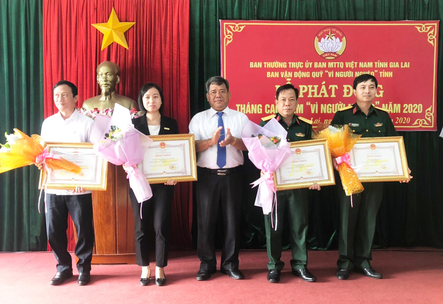 Ủy ban Nhân dân tỉnh Gia Lai tặng bằng khen cho 5 tập thể đã có thành tích xuất sắc trong công tác tham gia đóng góp Quỹ vì người nghèo tỉnh năm 2019. Ảnh: Đinh Yến