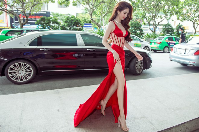 Người đẹp gốc Trà Vinh khoe khéo đôi chân thon dài cùng vòng eo siêu nhỏ với đầm dạ hội xuyên thấu táo bạo ẢNH: BTC