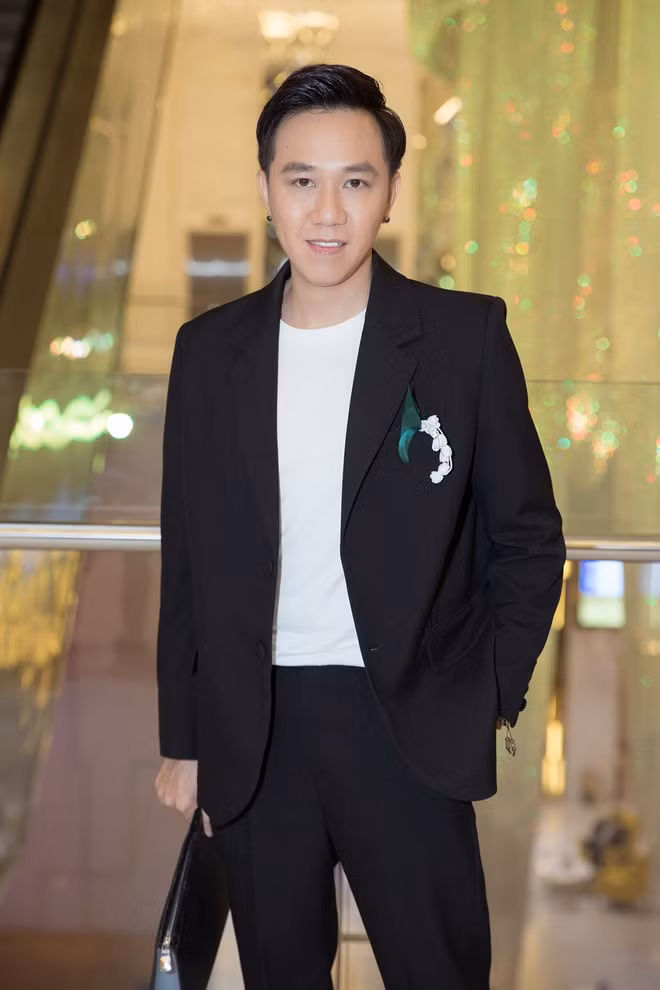 Diễn viên hài Anh Đức hiếm hoi xuất hiện tại sự kiện giải trí sau những lùm xùm vừa qua. Nam diễn viên lịch lãm trong bộ vest đen sang trọng