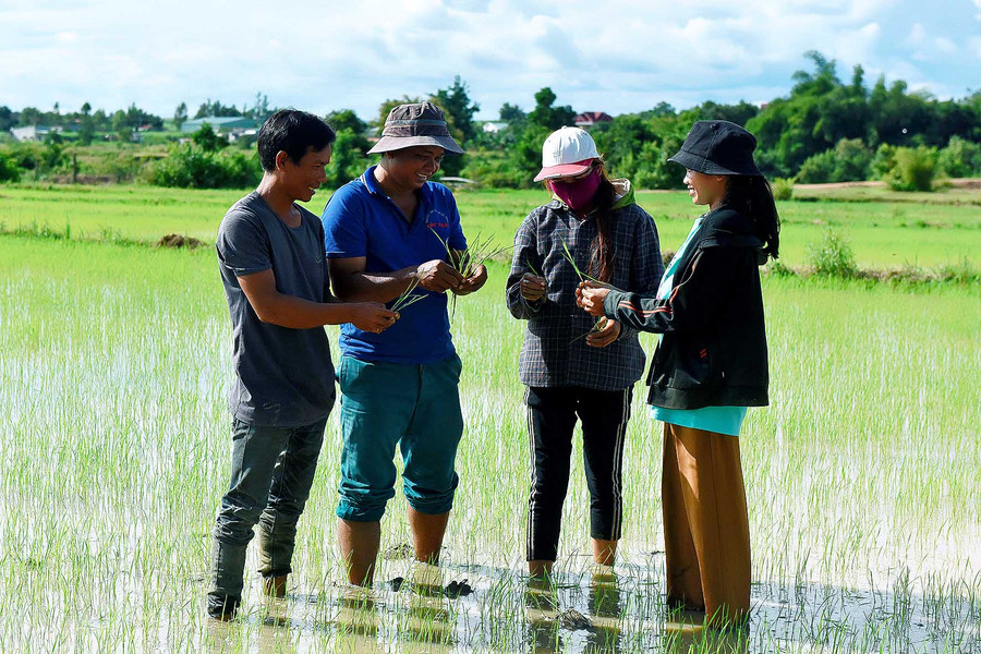 Ông Nguyễn Thế Mạnh-công chức Địa chính-Xây dựng xã Kim Tân-cho biết: Sau khi quy hoạch, sắp xếp lại khu dân cư, đầu tư cơ sở vật chất hạ tầng, huyện tiếp tục triển khai hỗ trợ các mô hình phát triển sản xuất để người dân làng Blôm đảm bảo cuộc sống. Đặc biệt, huyện khuyến khích những hộ nghèo tự lực vươn lên thoát nghèo và làm giàu chính đáng, từng bước hoàn thành mục tiêu xây dựng làng nông thôn mới trong đồng bào dân tộc thiểu số. Ông Nguyễn Thế Mạnh công chức địa chính xây dựng xã Kim Tân huyện Ia Pa cho biết: Sau khi quy hoạch, sắp xếp lại khu dân cư, đầu tư cơ sở vật chất, hạ tầng, hệ thống chiếu sáng, nước sinh hoạt… huyện tiếp tục triển khai hỗ trợ các mô hình phát triển sản xuất để đảm bảo cuộc sống. Đặc biệt, để giảm nghèo bền vững, huyện khuyến khích những hộ nghèo tự lực vươn lên thoát nghèo và làm giàu chính đáng, đem lại cuộc sống ấm no cho đồng bào các dân tộc, từng bước hoàn thành mục tiêu xây dựng làng NTM trong đồng bào DTTS.
