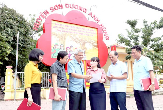 Bí thư Huyện ủy Sơn Dương Nguyễn Thị Thanh Huyền (thứ 3, từ phải sang) trao đổi với các đồng chí lãnh đạo huyện ủy. Ảnh: QUANG PHÚC Bí thư Huyện ủy Sơn Dương Nguyễn Thị Thanh Huyền (thứ 3, từ phải sang) trao đổi với các đồng chí lãnh đạo huyện ủy. Ảnh: QUANG PHÚC