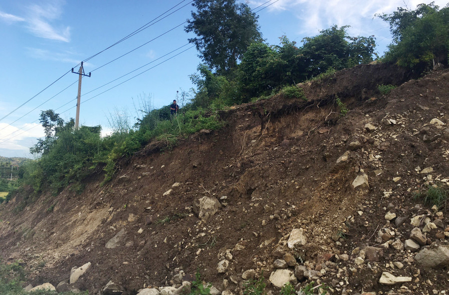  Tình trạng sạt lở đất tại dốc Pă Leng khiến các trụ điện bị sạt lở chân đất, có nguy cơ đổ ngã rất cao, rất nguy hiểm cho người dân và phương tiện qua lại đây.
