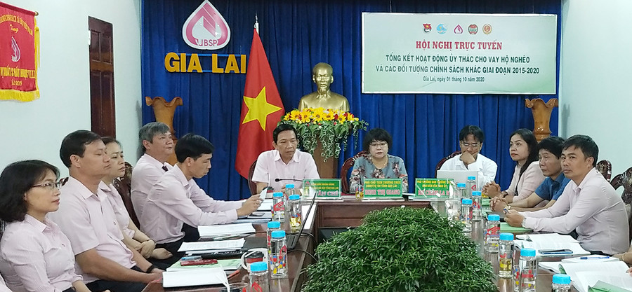  Tại điểm cầu Gia Lai, đại diện lãnh đạo MTTQ Việt Nam, Ban Dân vận Tỉnh ủy, Ngân hàng Chính sách Xã hội tỉnh và các Hội, đoàn thể tham gia hội nghị. Ảnh: Sơn Ca