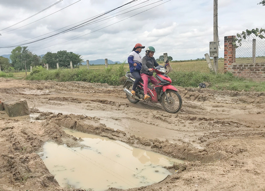 Nhiều ổ voi xuất hiện trên tuyến đường dài hơn 5 km từ thôn Đoàn Kết và Điểm 9 (xã Ia Hiao, huyện Phú Thiện) ra quốc lộ 25. Ảnh: Lê Văn Ngọc