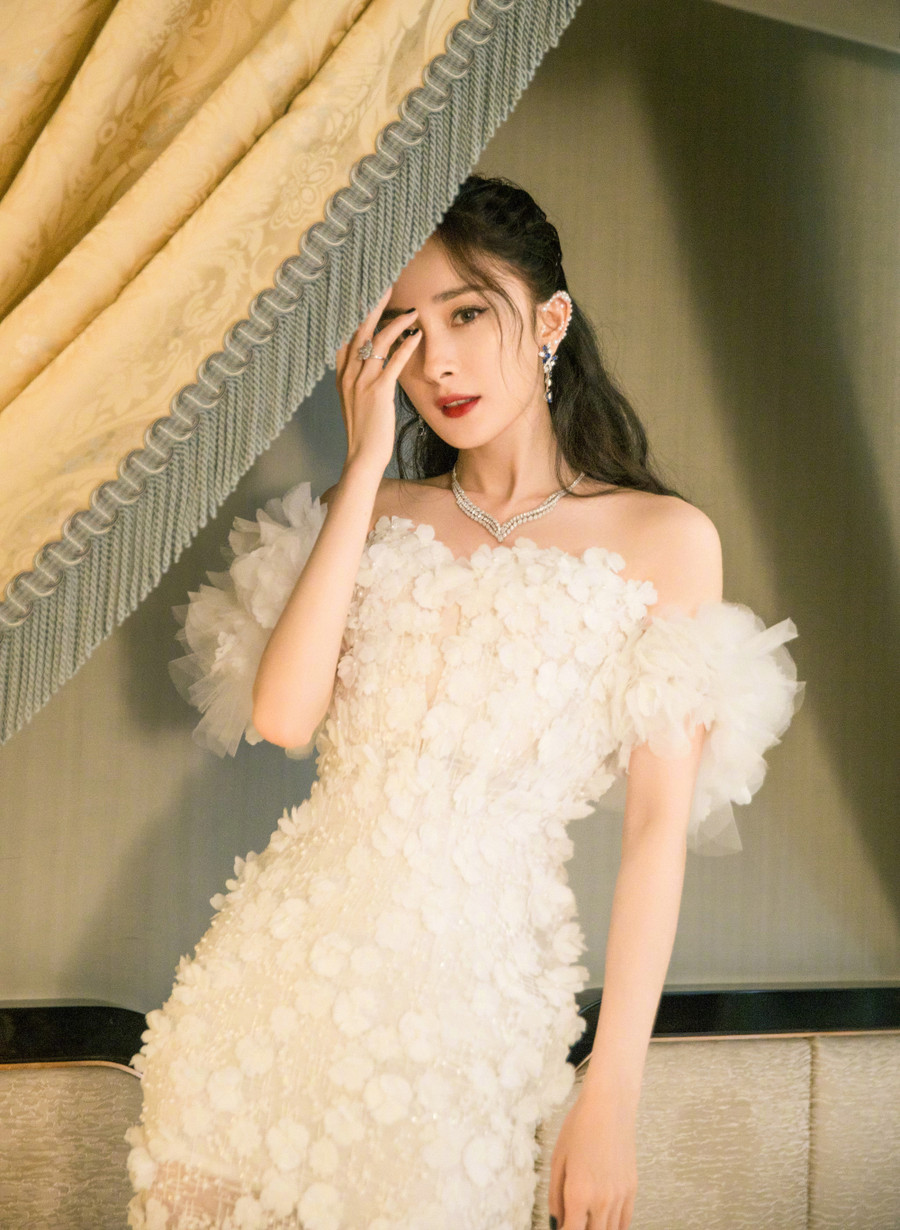 Thân hình quyến rũ của Dương Mịch khiến người đối diện khó có thể rời mắt.