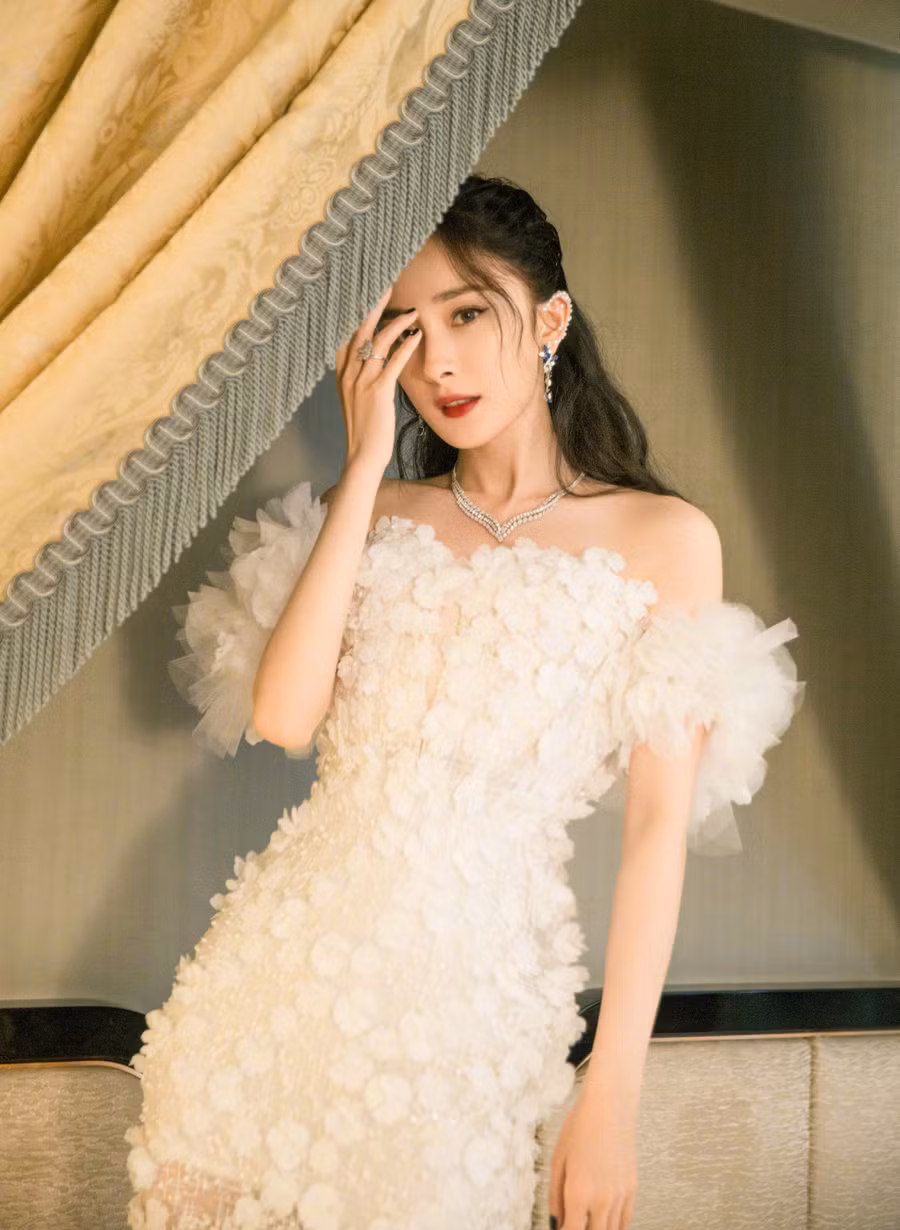 Thân hình quyến rũ của Dương Mịch khiến người đối diện khó có thể rời mắt.