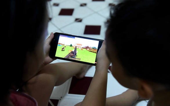 Trẻ nhỏ coi một game trên kênh YouTube.