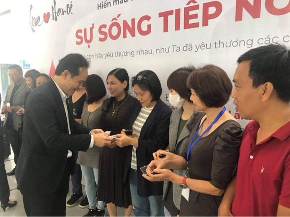 Ông Nguyễn Hoàng Phúc trao thẻ đăng ký hiến tặng mô tạng tại buổi vận động 