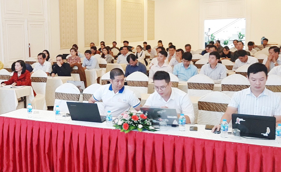 Tập huấn về ứng dụng công cụ hỗ trợ quản lý nhà nước và doanh nghiệp trong thời kỳ chuyển đổi số. Ảnh: V.T