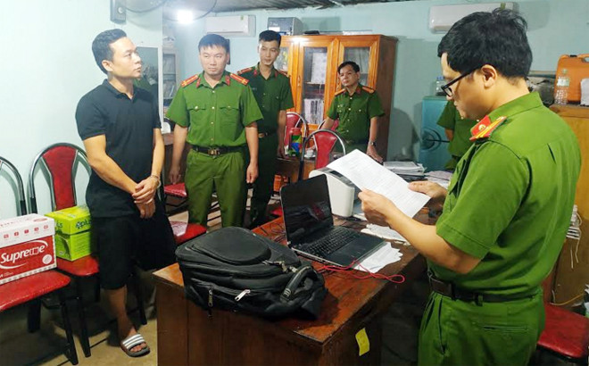 Nguyễn Chí Công (áo đen). Nguyễn Chí Công (áo đen).