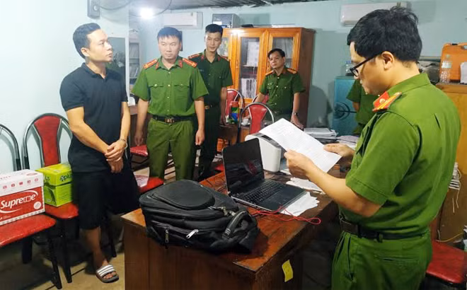 Nguyễn Chí Công (áo đen). Nguyễn Chí Công (áo đen).