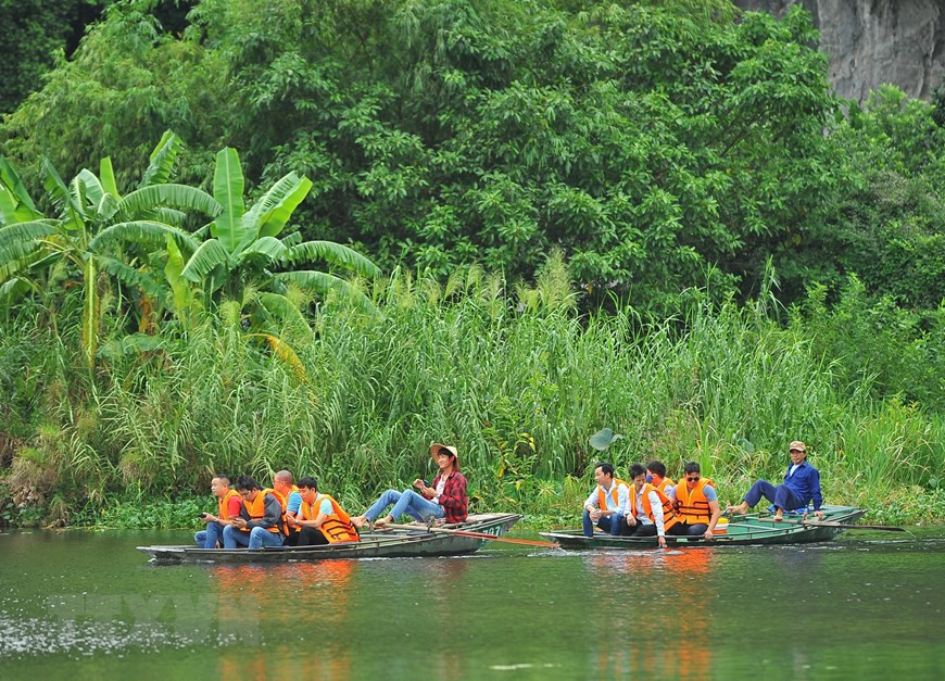 Du khách thăm quan Tam Cốc bằng thuyền. (Ảnh: Minh Đức/TTXVN) Du khách thăm quan Tam Cốc bằng thuyền. (Ảnh: Minh Đức/TTXVN)