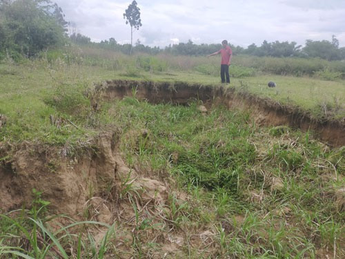 Nhiều diện tích đất sản xuất nông nghiệp của người dân bị cuốn trôi từ khi thủy điện Tiên Thuận trên sông Kôn (Vĩnh Thạnh, Bình Định) đi vào hoạt động Ảnh: ANH TÚ Nhiều diện tích đất sản xuất nông nghiệp của người dân bị cuốn trôi từ khi thủy điện Tiên Thuận trên sông Kôn (Vĩnh Thạnh, Bình Định) đi vào hoạt động Ảnh: ANH TÚ