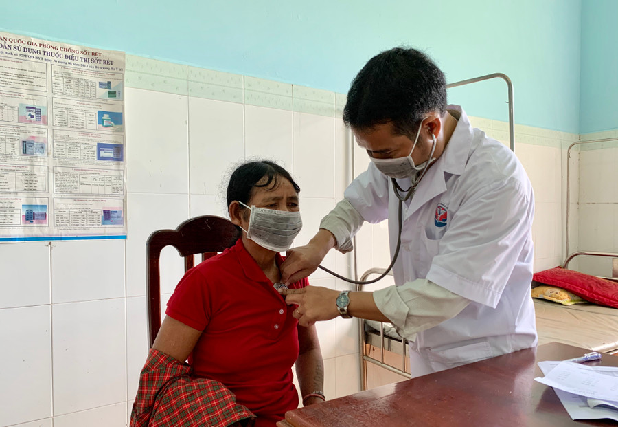 Công tác chăm sóc sức khỏe, khám bệnh, cấp thuốc cho người nghèo được Hội Chữ thập đỏ tỉnh phối hợp triển khai thường xuyên. Ảnh: Như Nguyện