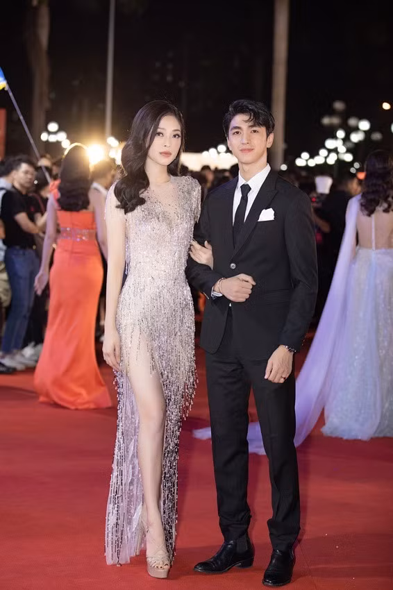 Luôn sánh vai cùng nhau, Á hậu Phương Nga và nam diễn viên Bình An tình tứ trên thảm đỏ đêm bán kết. Trước đó, Phương Nga đã nhận bằng tốt nghiệp loại giỏi của Đại học Kinh tế Quốc dân. Ảnh: HHVN.