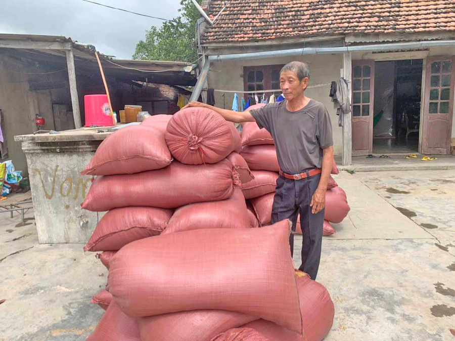 Ông Dương Văn Đăng (thôn Thắng Lợi 1, xã Ia Sol) chuẩn bị phơi lúa mùa. Ảnh: Vũ Chi