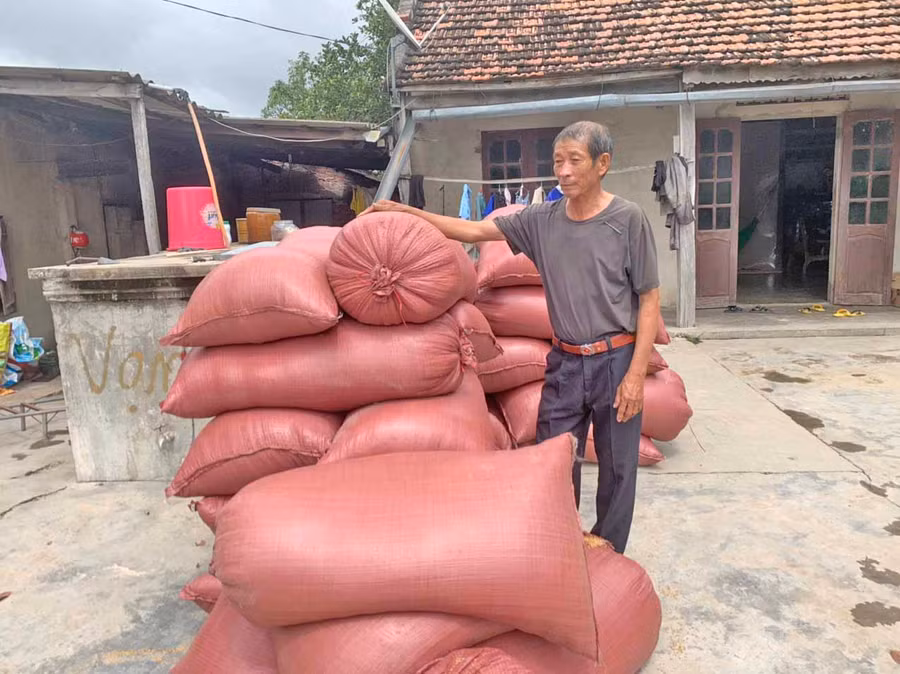 Ông Dương Văn Đăng (thôn Thắng Lợi 1, xã Ia Sol) chuẩn bị phơi lúa mùa. Ảnh: Vũ Chi