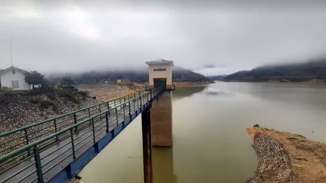 Một góc hồ chứa nước Nhà máy thủy điện Ea Krong Rou ẢNH: NGUYỄN CHUNG