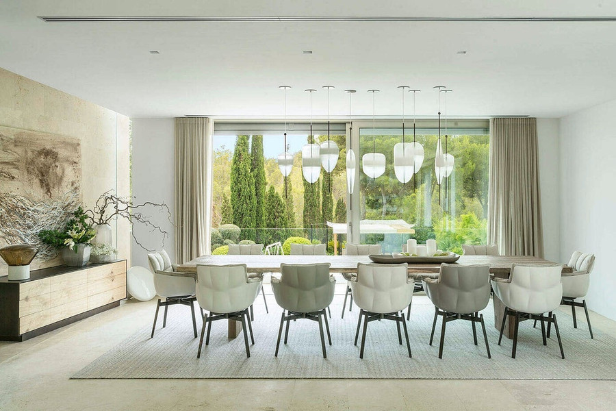 Nếu bạn có một vườn cây thì hãy tận dụng ngay thành một bức tranh tự nhiên cho phòng ăn nhà mình thông qua cửa kính nhé! Nếu bạn có một vườn cây thì hãy tận dụng ngay thành một bức tranh tự nhiên cho phòng ăn nhà mình thông qua cửa kính nhé!