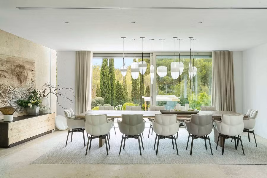 Nếu bạn có một vườn cây thì hãy tận dụng ngay thành một bức tranh tự nhiên cho phòng ăn nhà mình thông qua cửa kính nhé!