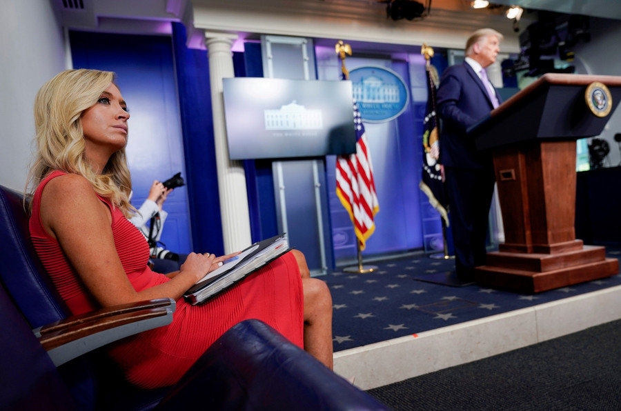 Thư ký Báo chí Nhà Trắng McEnany trong phòng họp báo cùng ông Trump hôm 5-10, sau khi ông trở về từ Bệnh viện Walter Reed. Cả hai đều không mang khẩu trang. Ảnh: Reuters Thư ký Báo chí Nhà Trắng McEnany trong phòng họp báo cùng ông Trump hôm 5-10, sau khi ông trở về từ Bệnh viện Walter Reed. Cả hai đều không mang khẩu trang. Ảnh: Reuters