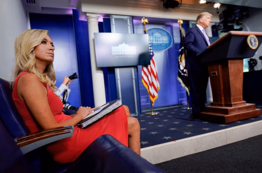 Thư ký Báo chí Nhà Trắng McEnany trong phòng họp báo cùng ông Trump hôm 5-10, sau khi ông trở về từ Bệnh viện Walter Reed. Cả hai đều không mang khẩu trang. Ảnh: Reuters