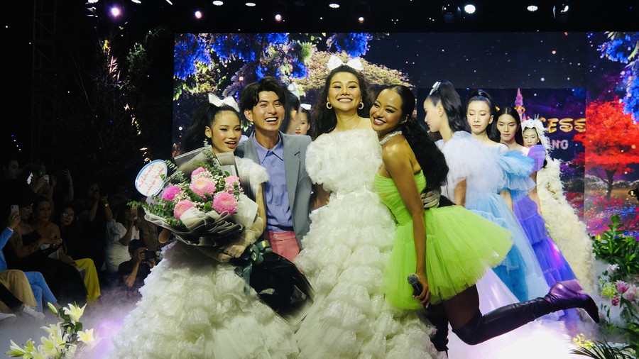 Thanh Hằng, Bảo Hà rạng rỡ trong trang phục của nhà thiết kế Nguyễn Minh Công.