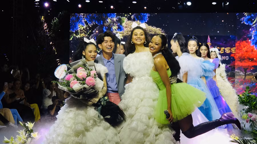 Thanh Hằng, Bảo Hà rạng rỡ trong trang phục của nhà thiết kế Nguyễn Minh Công.