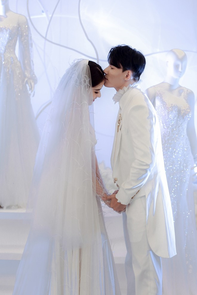 Cả hai không ngại dành cho nhau những cử chỉ tình tứ trước đám đông ẢNH: NVCC