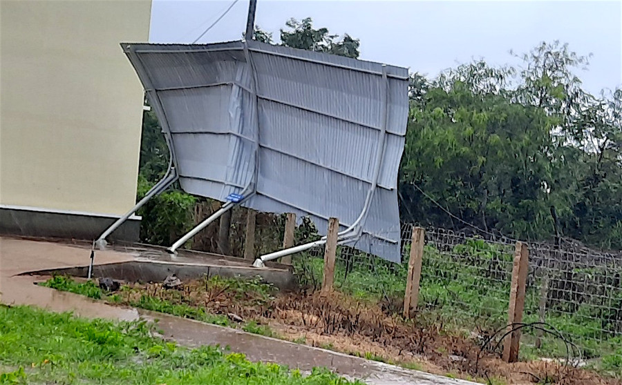 Nhà xe giáo viên của Trường Tiểu học và THCS Trần Hưng Đạo-Phân hiệu tại xã Kon Htok (huyện Chư Sê) bị hư hỏng do bão số 9 sẽ được nhà thầu bảo hành sửa chữa. Ảnh: Mộc Trà