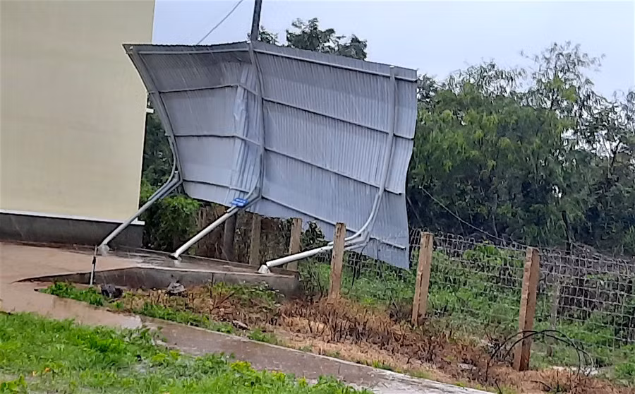 Nhà xe giáo viên của Trường Tiểu học và THCS Trần Hưng Đạo-Phân hiệu tại xã Kon Htok (huyện Chư Sê) bị hư hỏng do bão số 9 sẽ được nhà thầu bảo hành sửa chữa. Ảnh: Mộc Trà